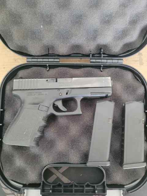 Glock 19 gen 3 with 2 mags